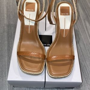 Dolce Vita Aurora Womens Embossed Square Toe Ankle Strap Wedge size: 8 NEW